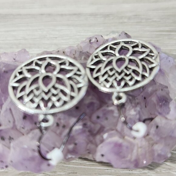 Fashion Jewlery Silvertone with Roung Lotus Flower Dangle Earings - Picture 4 of 7